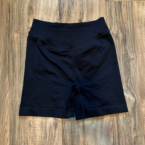 NWOT Gymshark Sweat seamless Shorts
Size small. - Picture 3 of 4